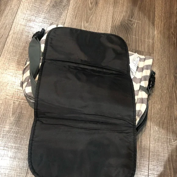 Baby Bag Skip Hop Chevron Patterned in Gray and White - Picture 7 of 8